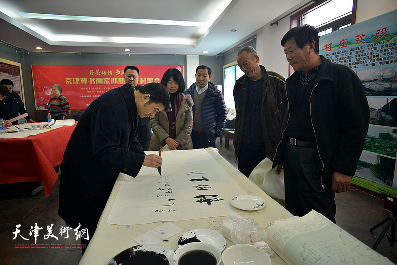 中国民间文艺家协会原分党组书记罗杨在笔会现场创作。