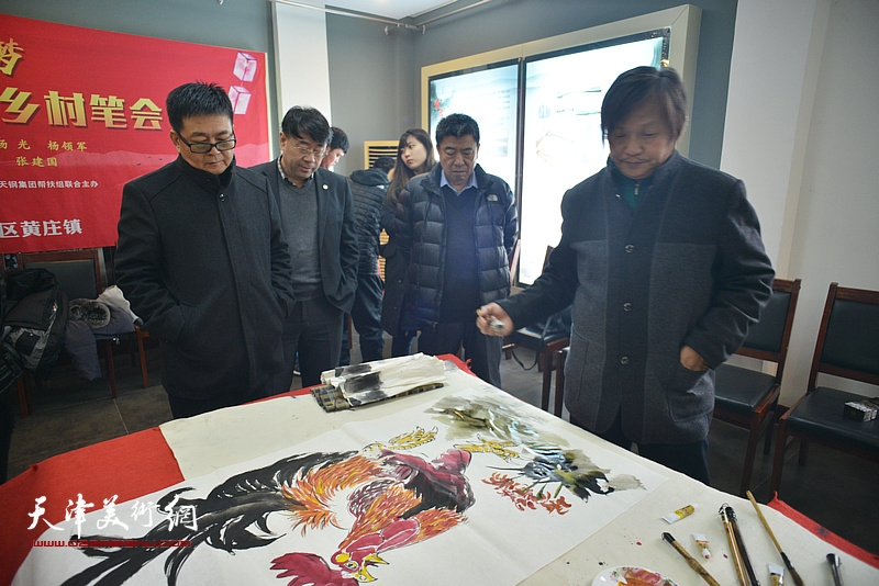 中国非遗书画院理事孙文章在笔会现场创作。
