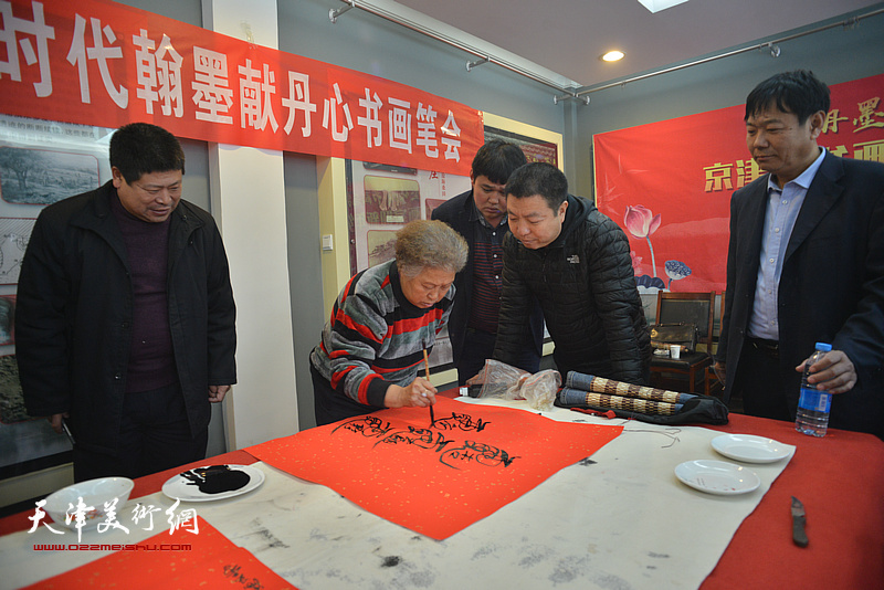 中国工艺美术大师张玉香在笔会现场创作。