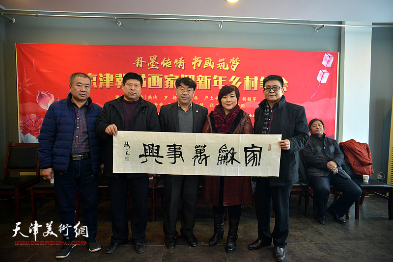 左起：刘芝林、张英伯、杨光、赵娟、张占峰在笔会现场。