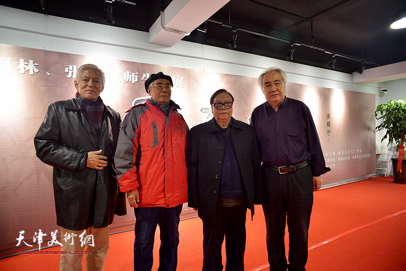 左起：陆福林、赵运强、张浦生、王毓民在画展现场。