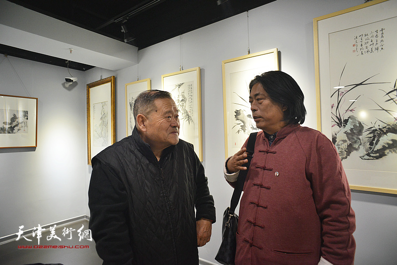 董铁山与宋玉如在画展现场交流。