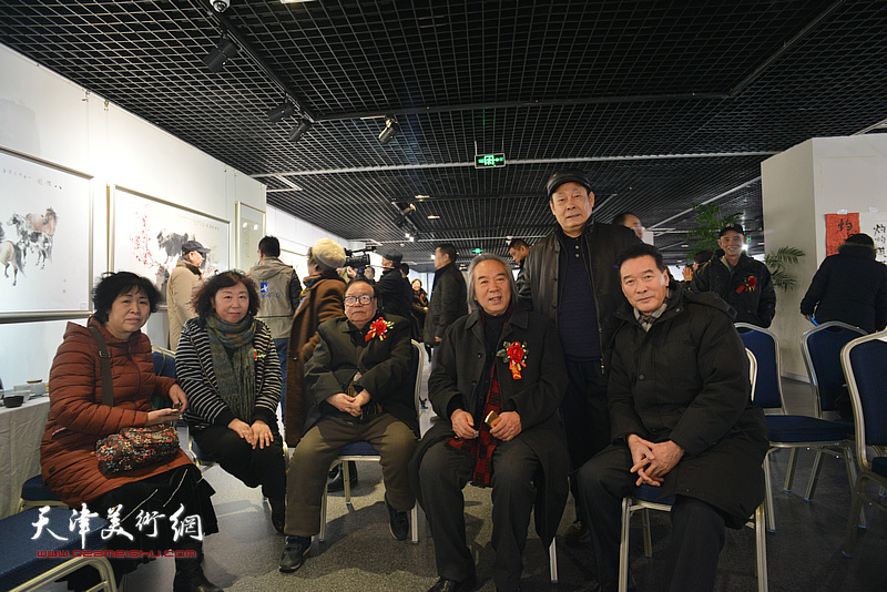 张蒲生、霍春阳、焦小红、陈之海、王忠在书画展现场。