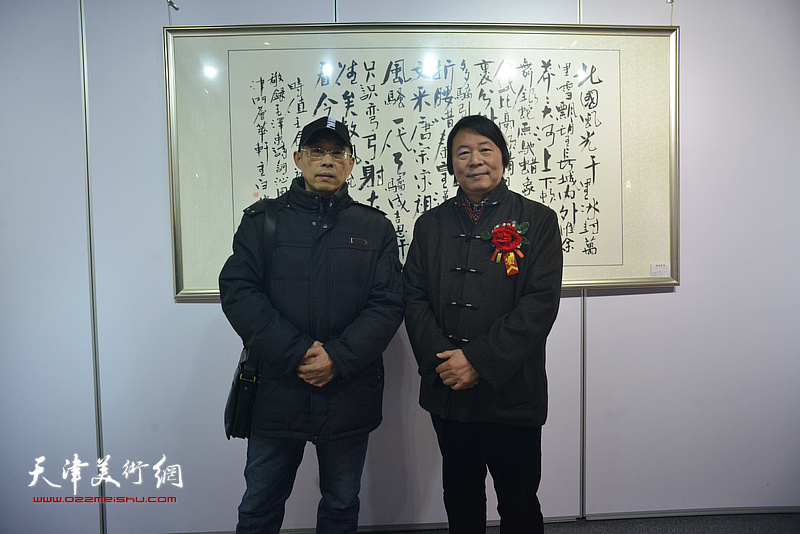 杨跃泉、梁学忠在书画展现场。