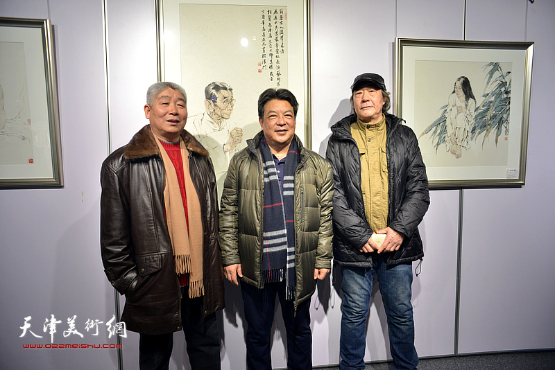 左起：高杰、李庆林、张亚光在书画展现场。