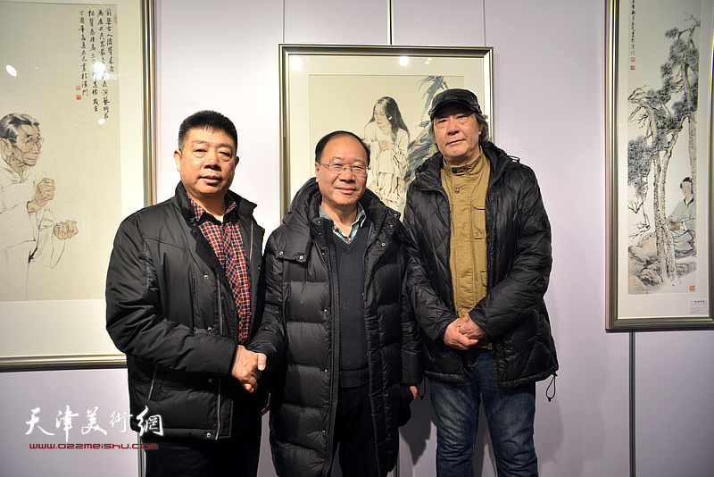 左起：张养峰、庞黎明、张亚光在书画展现场。