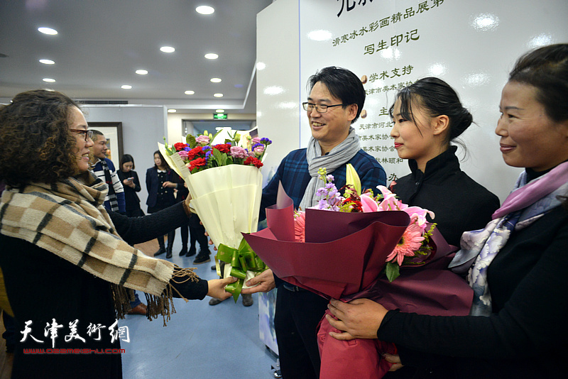 陶香莲送上献花，祝贺展览圆满成功。