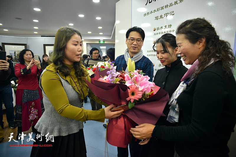 黄丽莉送上献花，祝贺展览圆满成功。