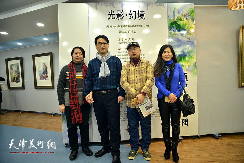 滑寒冰、路学正、范宁、陈俊伊在展览现场。