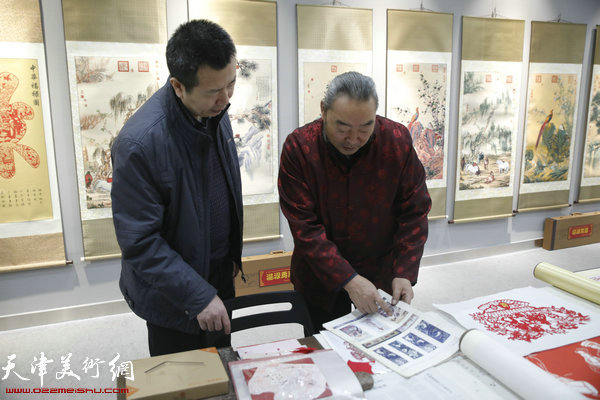 许志齐在展览现场向观众讲解作品