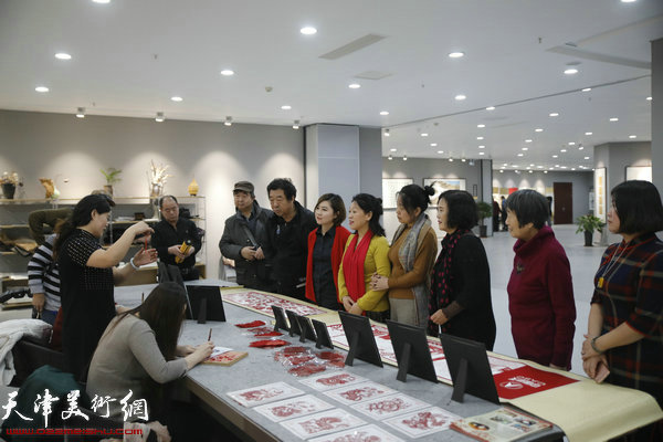 “妙手生花”东丽区剪纸工艺展在东丽区美术馆开展