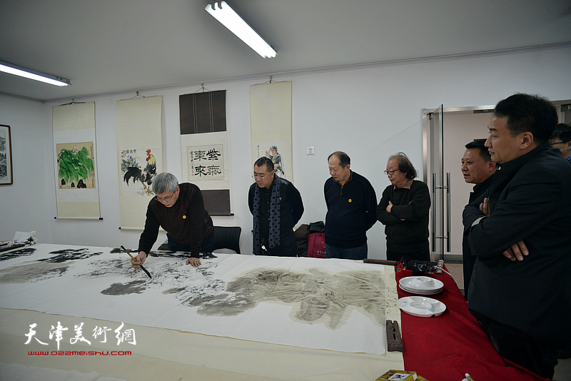 京津书画家在定制的迁安纸上充分展示了各自的水墨风格。