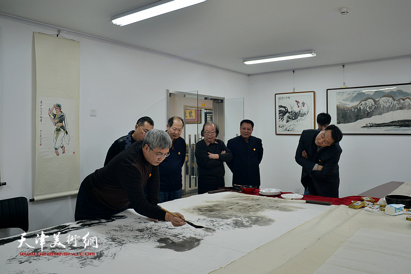京津书画家在定制的迁安纸上充分展示了各自的水墨风格。