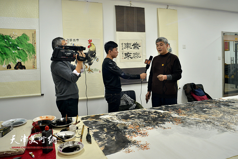 申世辉在活动现场接受北京湖社官网采访。