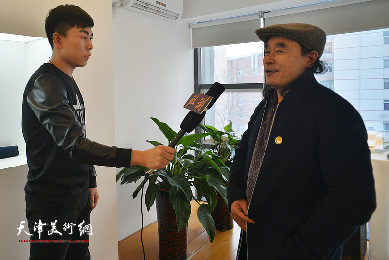 颜泉在活动现场接受北京湖社官网采访。