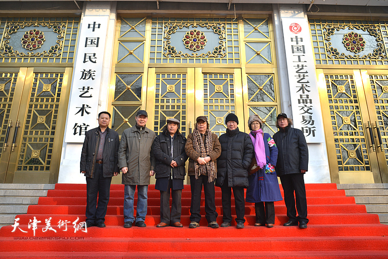 左起：杨领军、邬海清、颜泉、董振涛、庞黎明、谭翃晶、董振智在中国工艺艺术品交易所