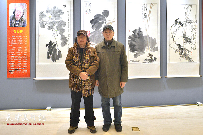 董振涛、邬海清在“丝路撷英——2018一带一路书画名家作品展”现场。