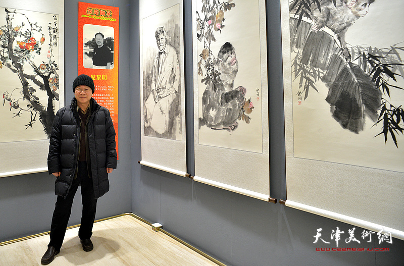 庞黎明在“丝路撷英——2018一带一路书画名家作品展”现场。