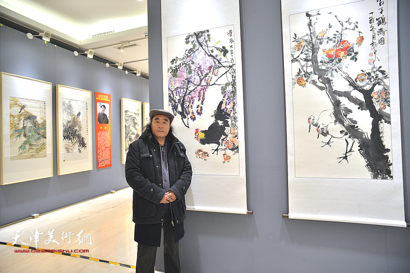 颜泉在“丝路撷英——2018一带一路书画名家作品展”现场。