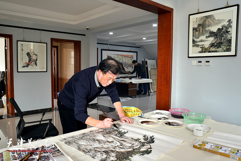 王大成在运河画院创作。