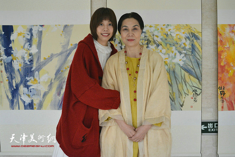 肖映梅与女儿在彩墨大写意画展现场。