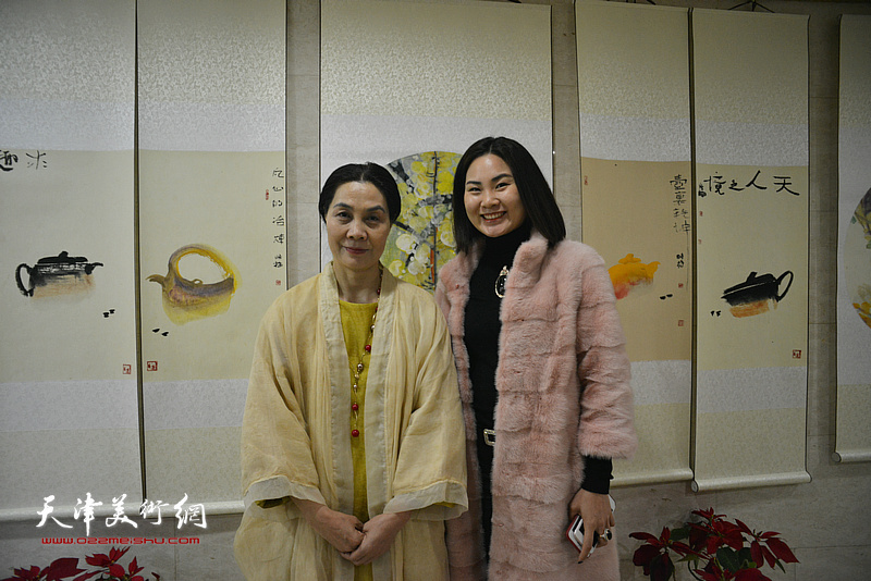 肖映梅与嘉宾在画展现场。