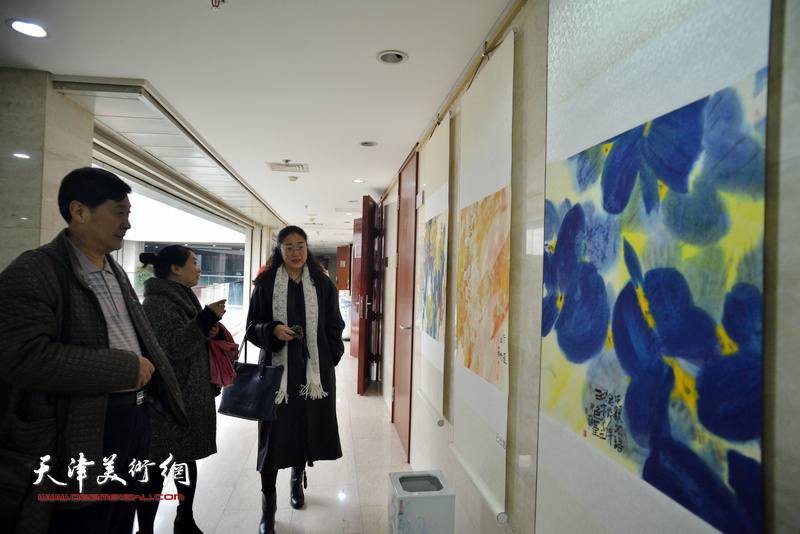 “百花迎春，有‘壶’同享—肖映梅彩墨大写意画展”1月21日在北京怡品画院美术馆开幕。