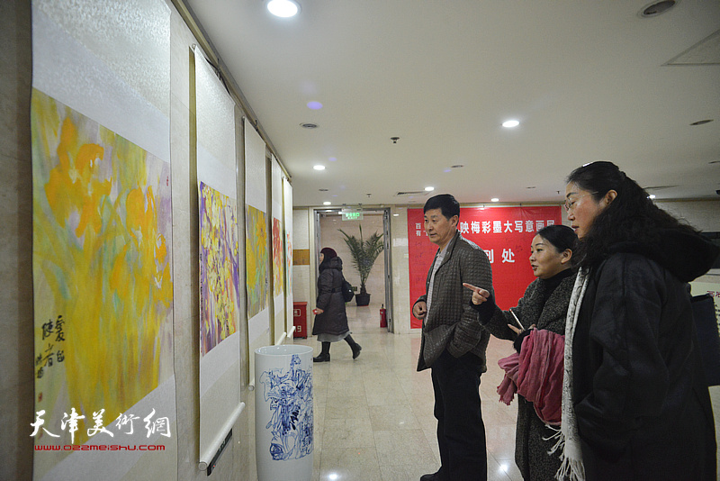 “百花迎春，有‘壶’同享—肖映梅彩墨大写意画展”1月21日在北京怡品画院美术馆开幕。