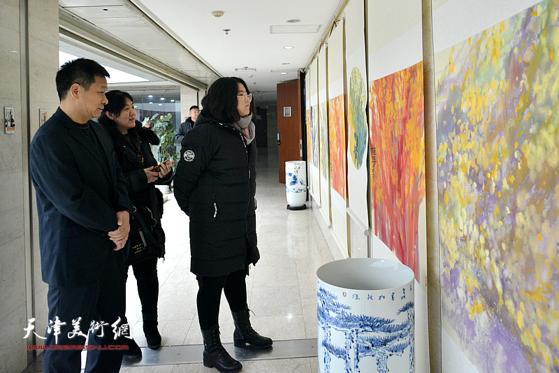“百花迎春，有‘壶’同享—肖映梅彩墨大写意画展”1月21日在北京怡品画院美术馆开幕。