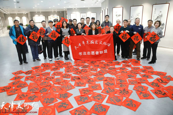 东丽区文化馆举办“百福迎春”东丽区书法志愿者送福下乡活动。