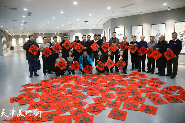 东丽区文化馆举办“百福迎春”东丽区书法志愿者送福下乡活动。