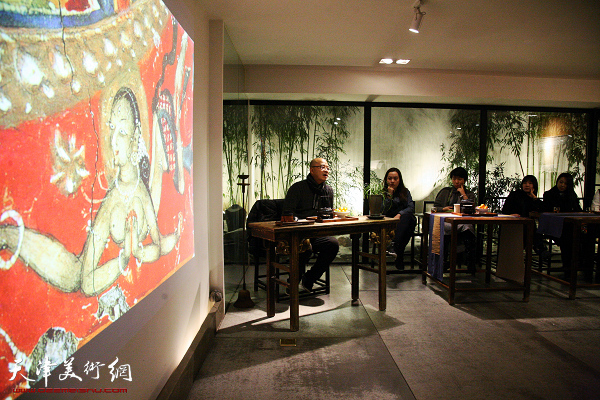 于小冬现场开讲“藏西艺术源流与古格风格的壁画”。