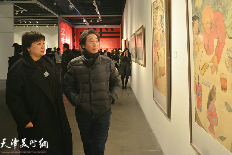 李孝萱、于晓鸿在画展上观赏展出的作品。