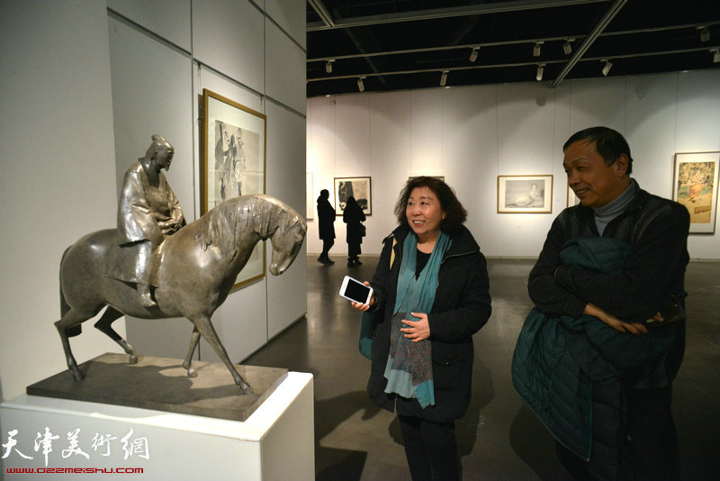 赵德昌、焦小红在画展上观赏展出的作品。