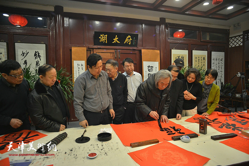 天津知方书画院2月2日下午举办“迎新春，写福字，送祝福”书画笔会活动。