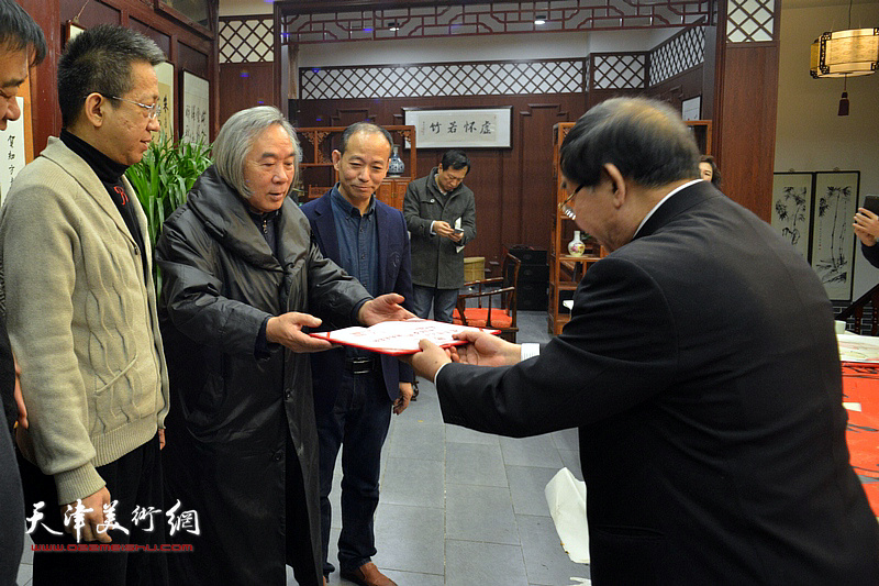 天津知方书画院院长张长勇为霍春阳颁发高级艺术顾问聘书。