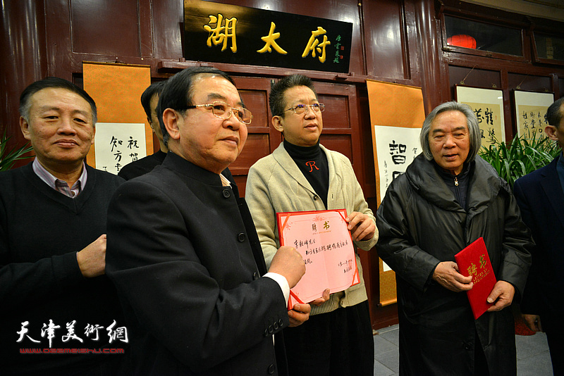 天津知方书画院院长张长勇为李毅峰颁发高级艺术顾问聘书。