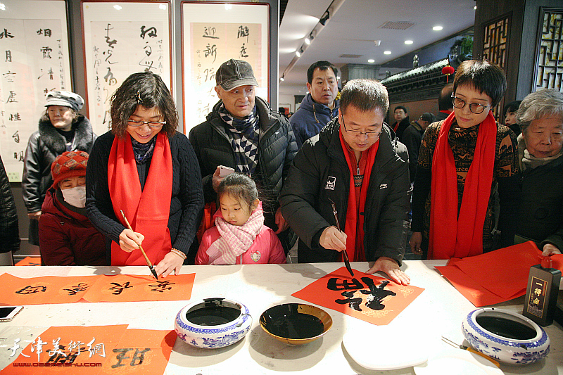 唐云来师生迎新春联墨展