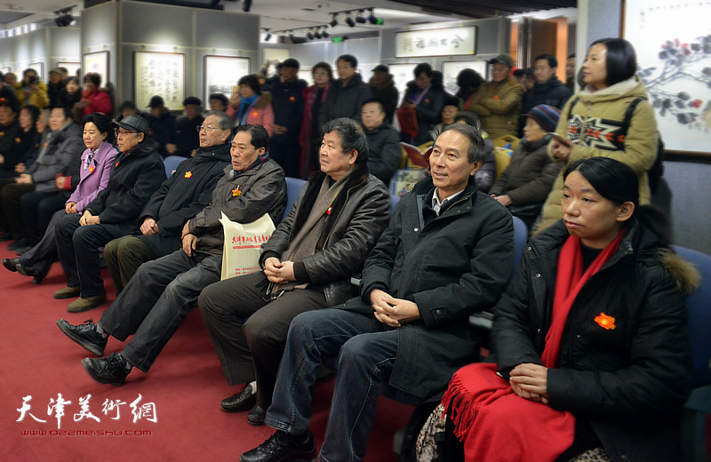 左起：曹秀荣、李清和、刘建华、王峰、王学书、马竞、庄雪阳在开幕仪式上。