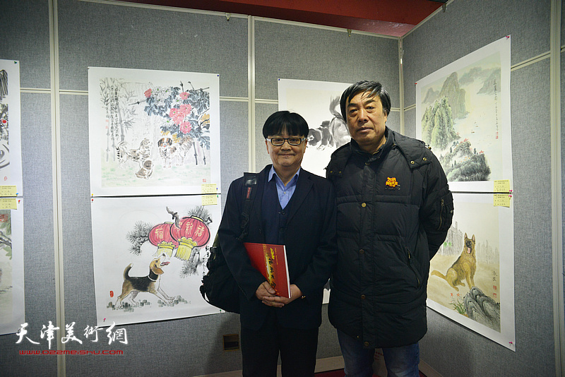 杜晓光、邱和法在画展现场。