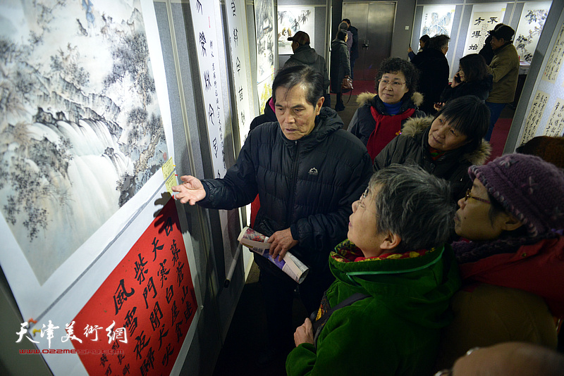 谢玉玺在画展现场为大家讲解作品。