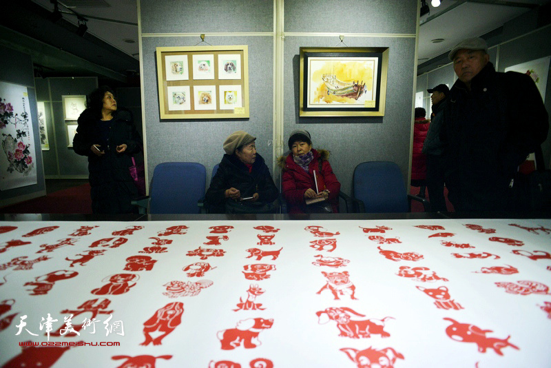 金犬纳福·中国第十一届生肖画及国画优秀作品展在天津市政协书画艺术馆开幕。
