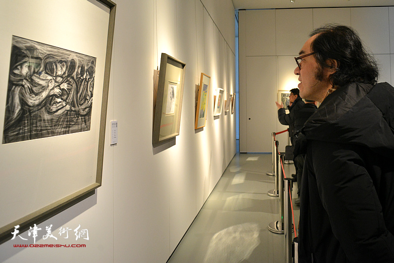 天津美院造型艺术学院院长、本次展览艺术总监郑金岩在观看展品。