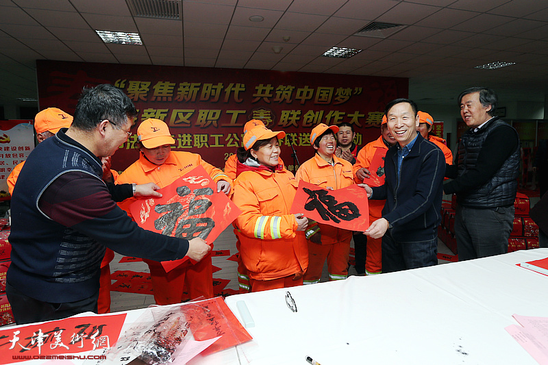 书法家走进滨海新区职工公寓写春联送祝福