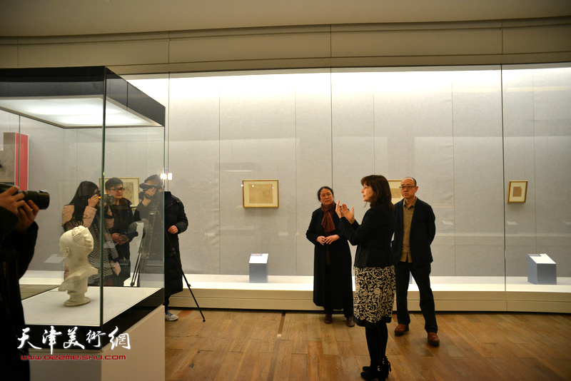 佛罗朗斯·维吉耶—杜泰伊向媒体介绍展览。