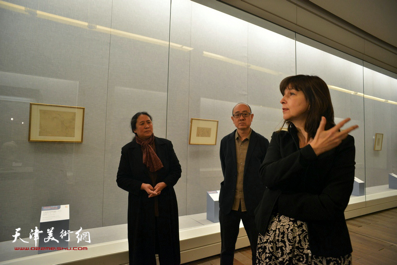 佛罗朗斯·维吉耶—杜泰伊向媒体介绍展览。