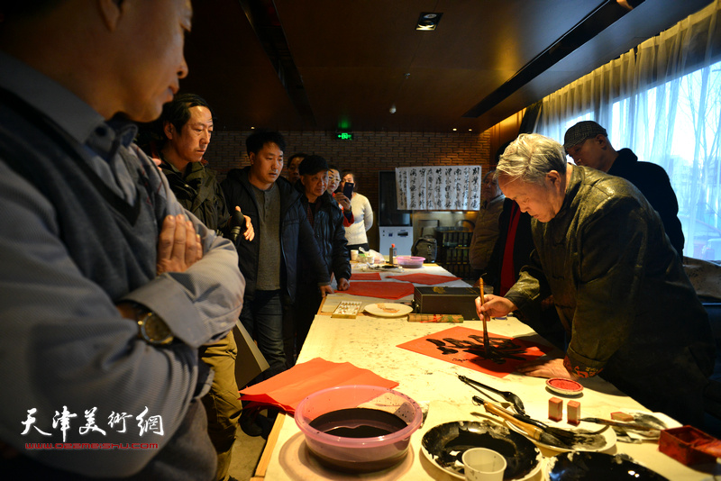 天津书协原主席唐云来现场写福字。