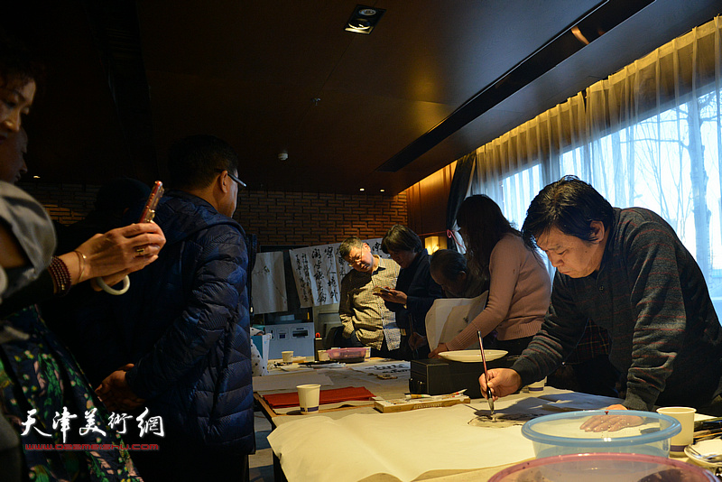 天津美协秘书长、著名画家李耀春在活动现场。