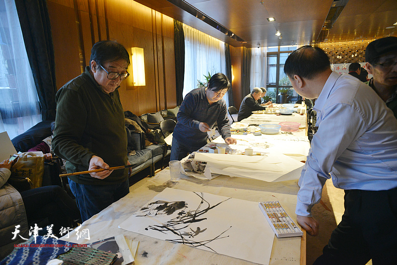 天津美协秘书长、著名画家李耀春、著名花鸟画家卢贵友在活动现场。