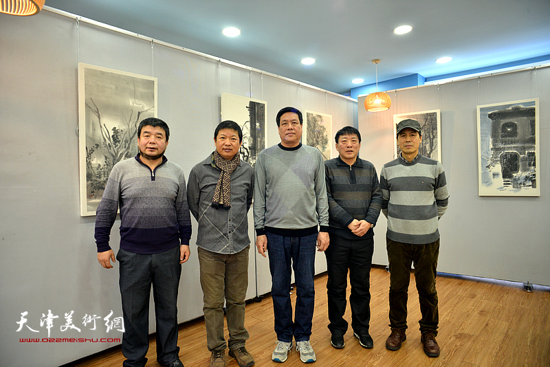 左起：田军、魏瑞江、段博君、高原春、张玉忠在画展现场。